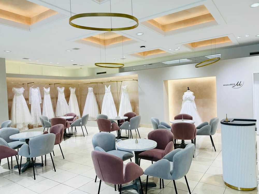 ウェディングドレスが並ぶBRIDARIUM MUE高輪本店の館内